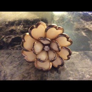 Flower design ring ivory gold crystal